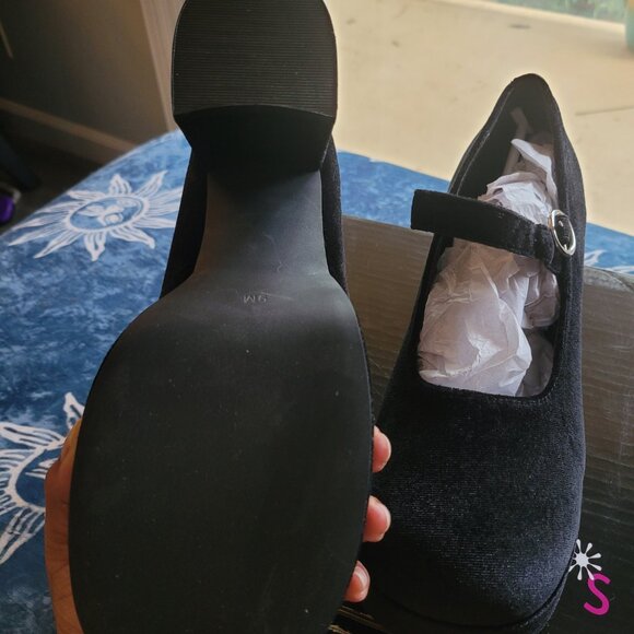 Delia's Dollskill Mary Jane Platforms. - Size 9 - Picture 4 of 4